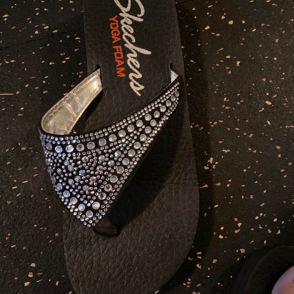 Skechers Yoga Foam flip flops
